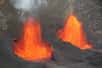 Les différents instruments utilisés pour la surveillance volcanique permettent de définir une probabilité d’éruption sur laquelle se basent les autorités pour évacuer la population si besoin. De nombreux paramètres restent néanmoins impossibles à définir précisément à l’avance, comme l’intensité de l’éruption, la durée ou même la localisation dans certains cas. Deux situations actuelles sont toutefois particulièrement intéressantes concernant ce sujet : en Islande, on s’attend à une nouvelle éruption dans les prochains jours alors qu’à Hawaï, la surveillance ultra-précise lors des pauses que fait l’éruption permet d’estimer le moment du retour d’activité, avec une certaine justesse.